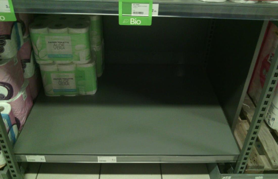 Un dels prestatges buits de paper higiènic de Pyrénées, ahir a la tarda.