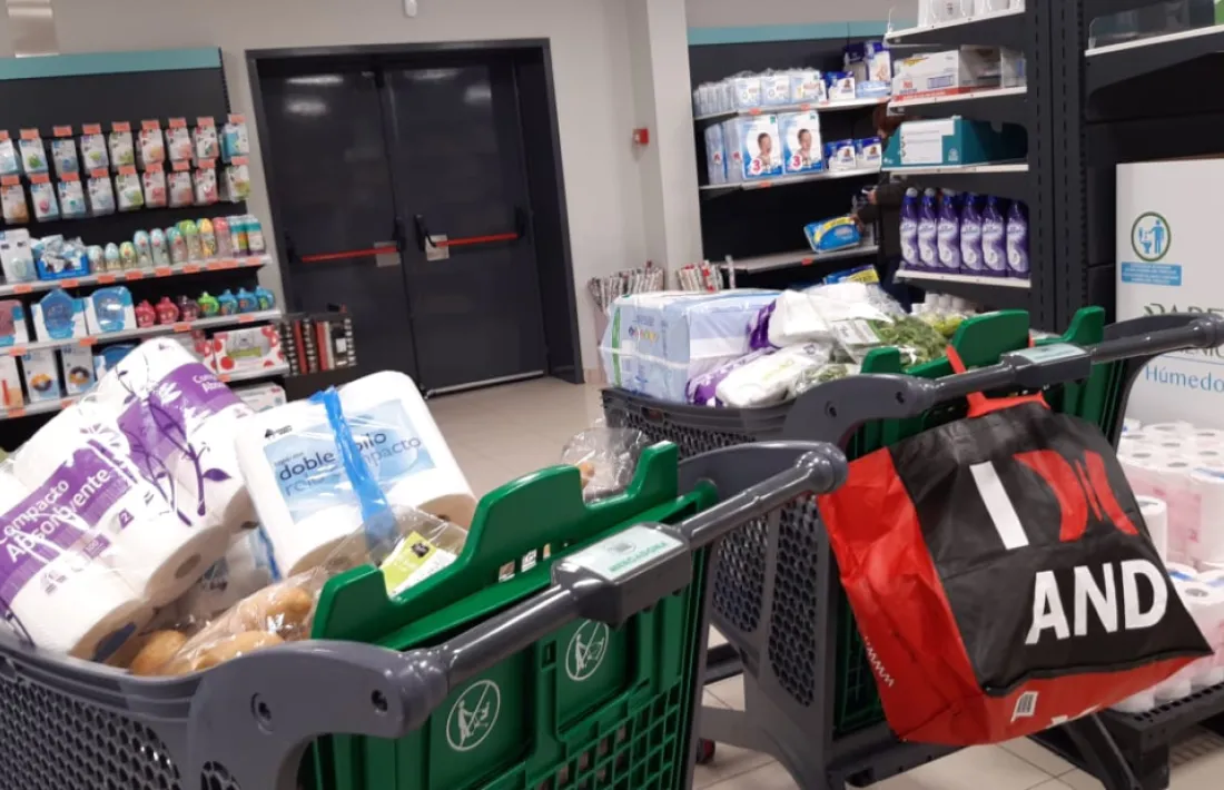 Carros plens fins a dalt fent cua a les caixes del Mercadona de la Seu.
