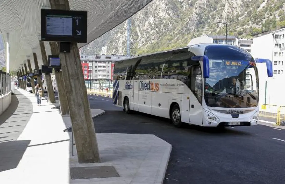 Un dels vehicles del Direct Bus a l'Estació Nacional d'Autobusos.