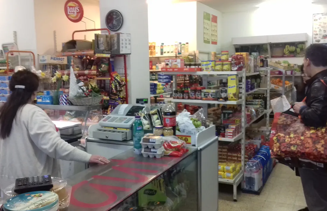 La Filo, rere el mostrador del super del Barri, a la Llacuna.