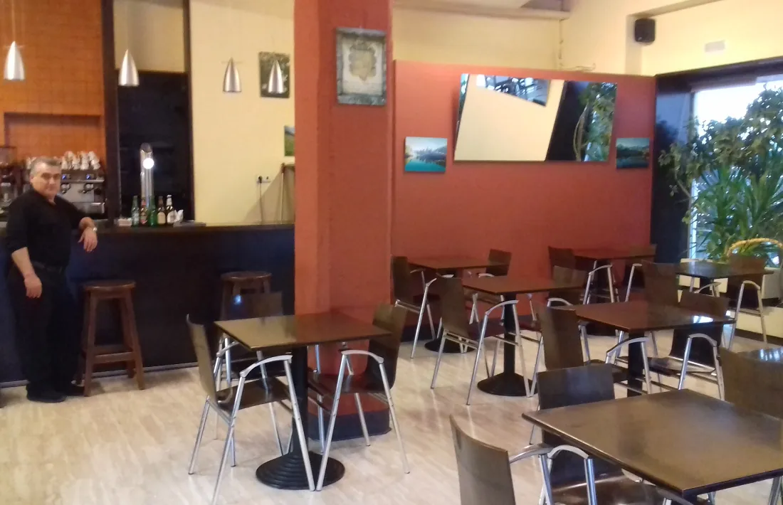 Candido mira el local buit: un 50% menys de caixa que un dia normal.