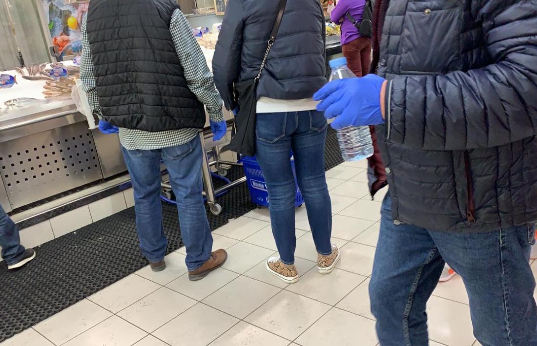 Els clients de l'Andorra 2000 reben un parell de guants a l'entrada al supermercat, com els de Pyrénnes.