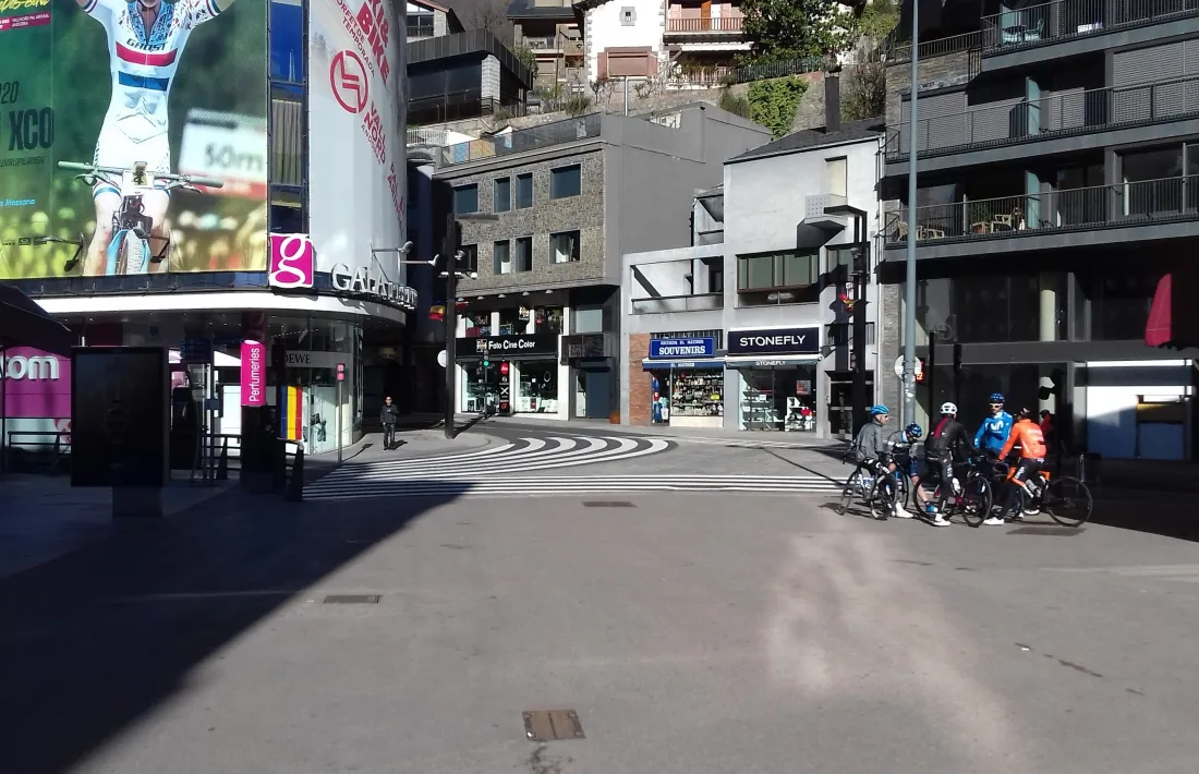 La rotonda, buida, però amb un grup de ciclistes que surten a entrenar-se com si res.