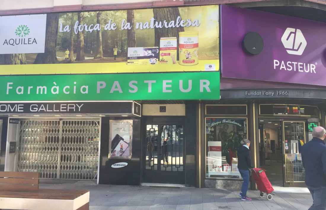 La farmàcia de la Rotonda, l'únic establiment obert de la zona.