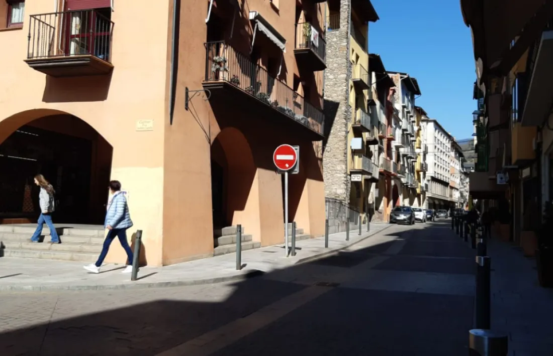 Insòlit aspecte del carrer Major de la Seu un dissabte de 'mercat'.