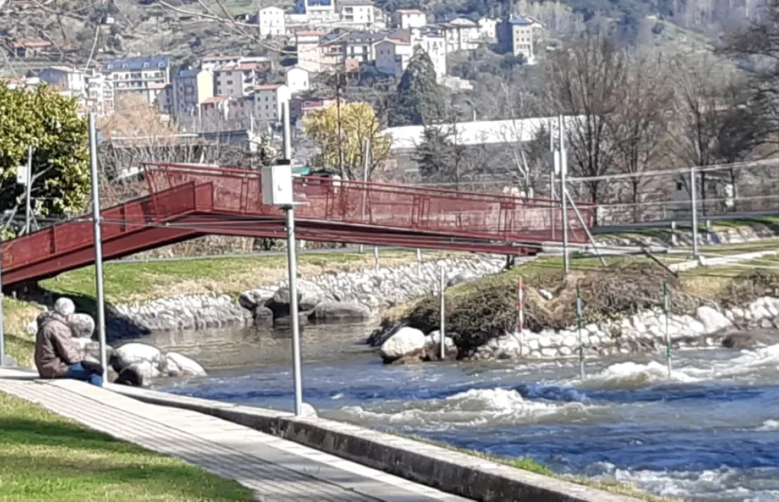 Un solitari vianant contempla el canal olímpic.