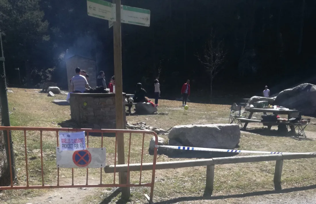 Persones fet una barbacoa a la zona de la Font de la Closa aquest migdia.