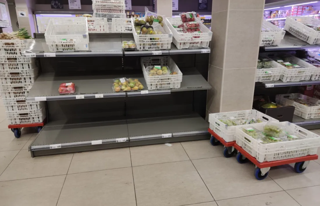 Prestatgeries mig buides en un comerç, ahir.