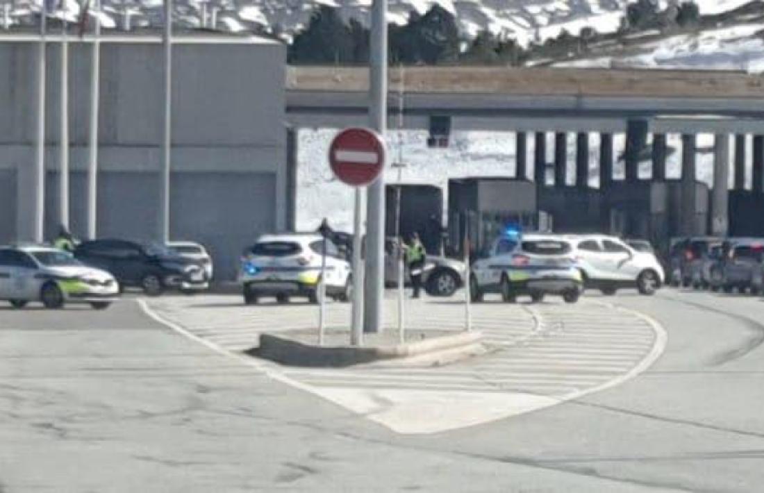 Agents de la policia controlen l'accés a Andorra des de França.