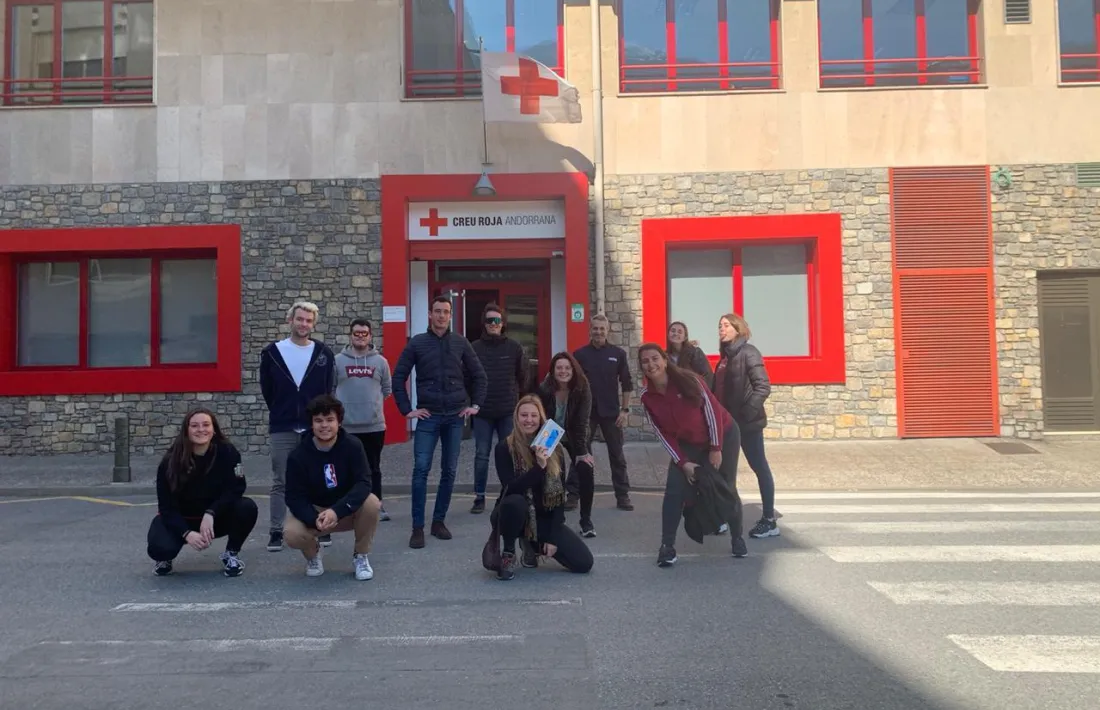 El grup de joves de la Massana que van rebre ahir la formació de la Creu Roja.