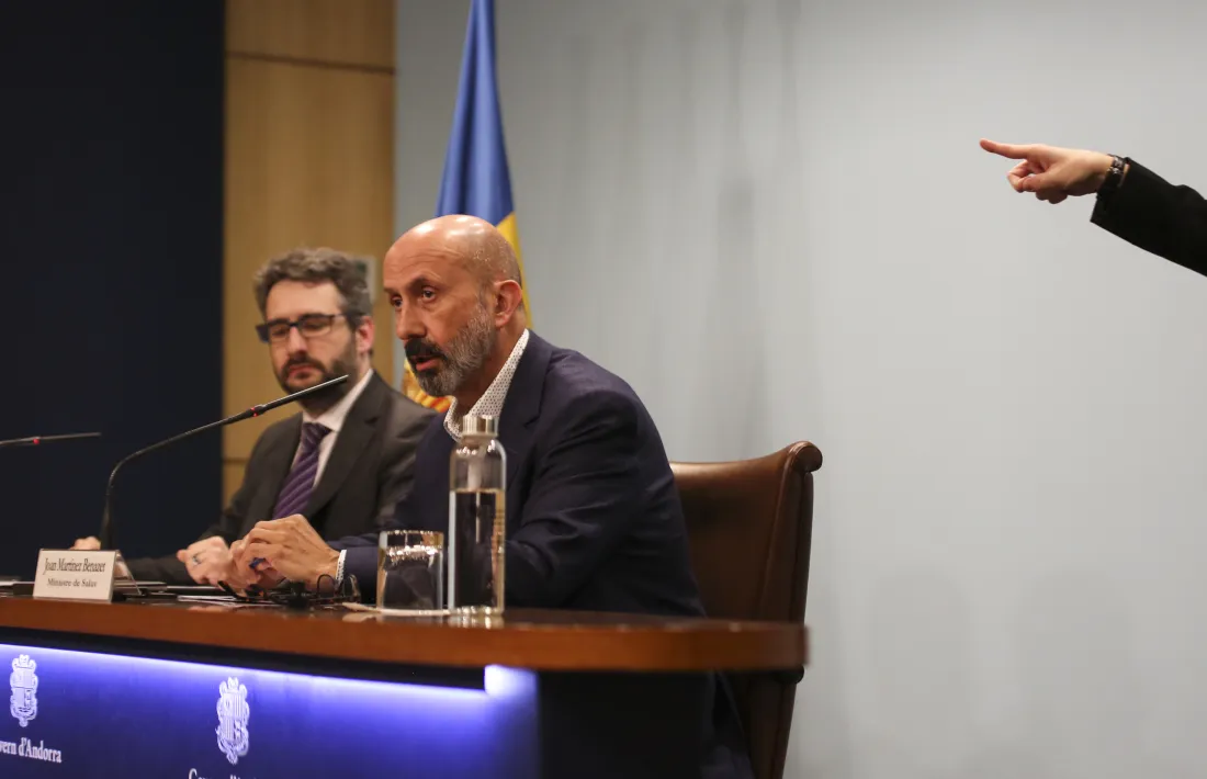 El ministre portaveu, Eric Jover, i el titular de Salut, Joan Martínez Benazet, en la compareixença d’ahir al vespre.