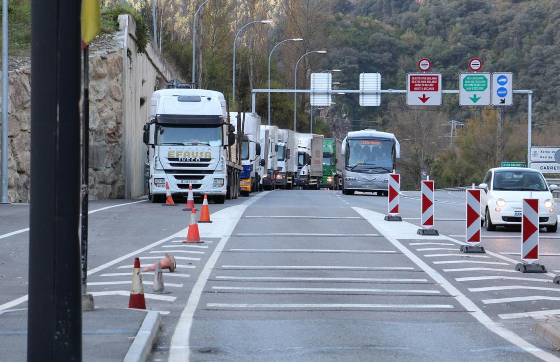 Camions fent cua a la duana per entrar al país.