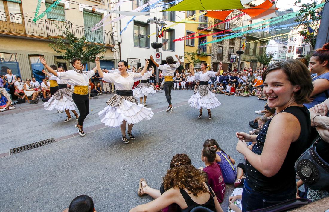 L'Esbart Laurèdia interpreta el Ball de la Marratxa per la Festa major.