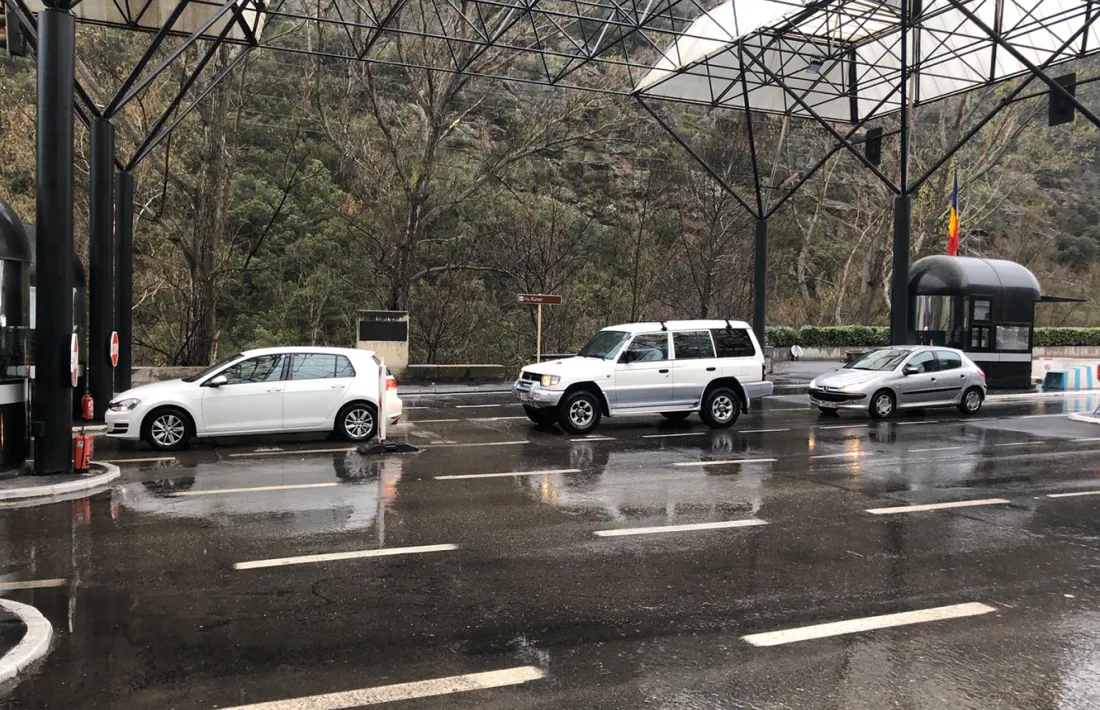 Cues d'entrada a Andorra a la part espanyola de la duana, on aquest matí ja s'havien establert controls fronterers.