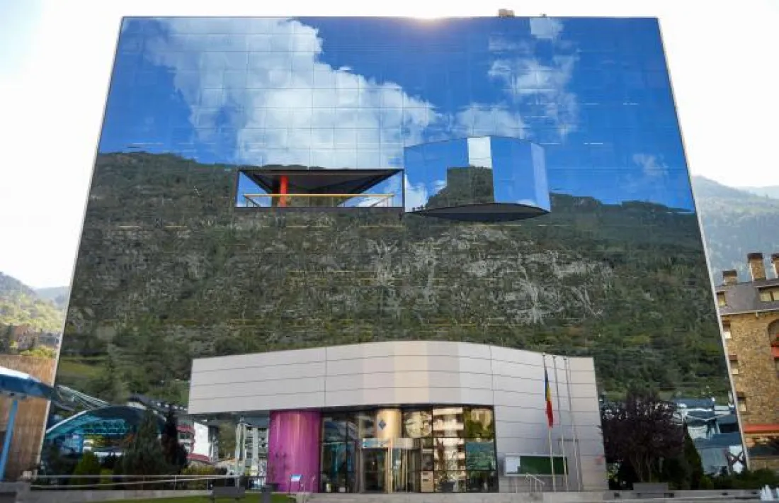 El Comú d'Encamp, a la plaça dels Arínsols: a partir de demà només atendrà presencialment els casos urgents i amb cita prèvia.