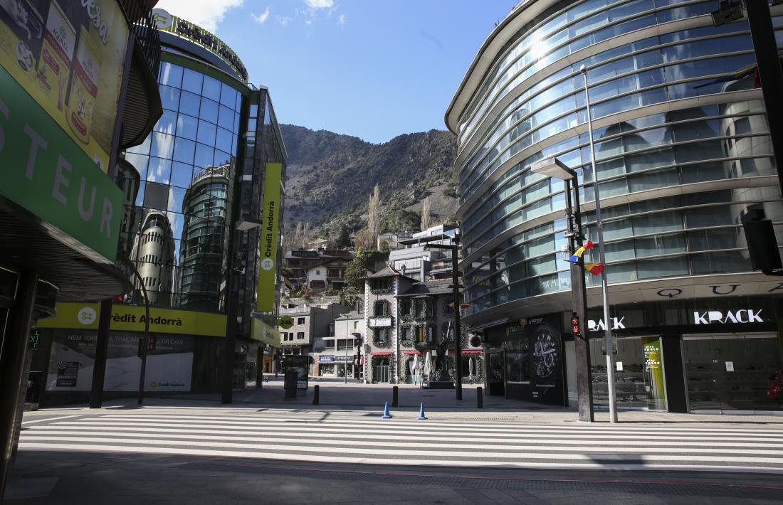 Els carrers buits, després de cinc dies de confinament només els pot contemplar des de la finestra de casa.