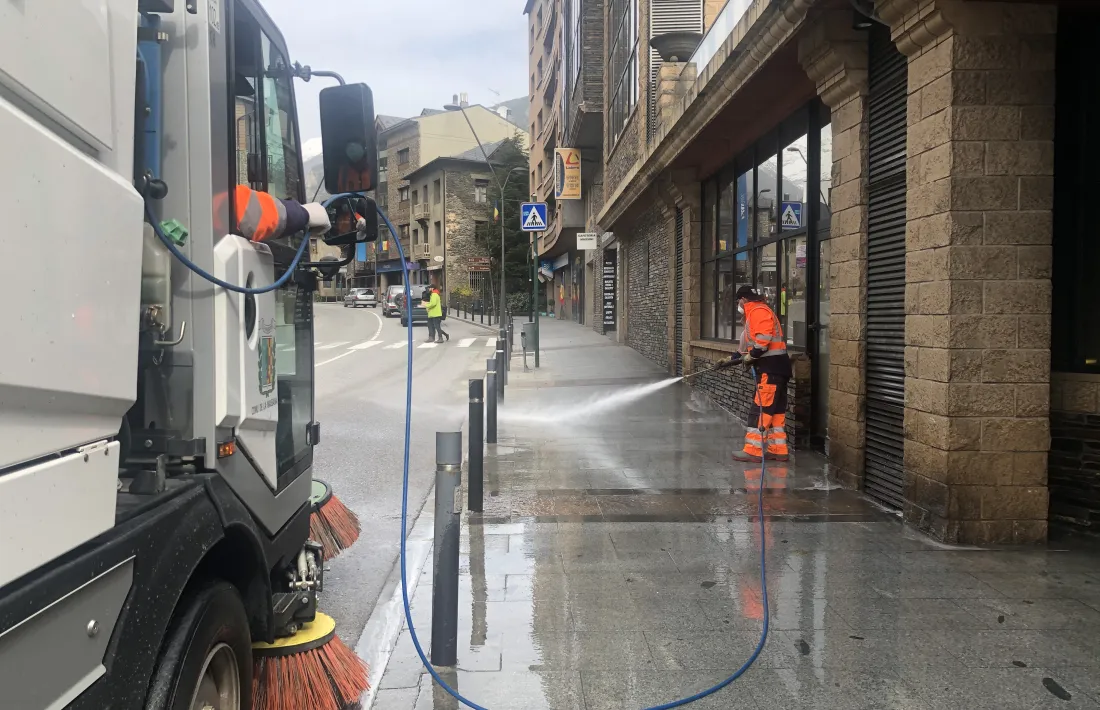 Operaris de via pública netejant les voreres.