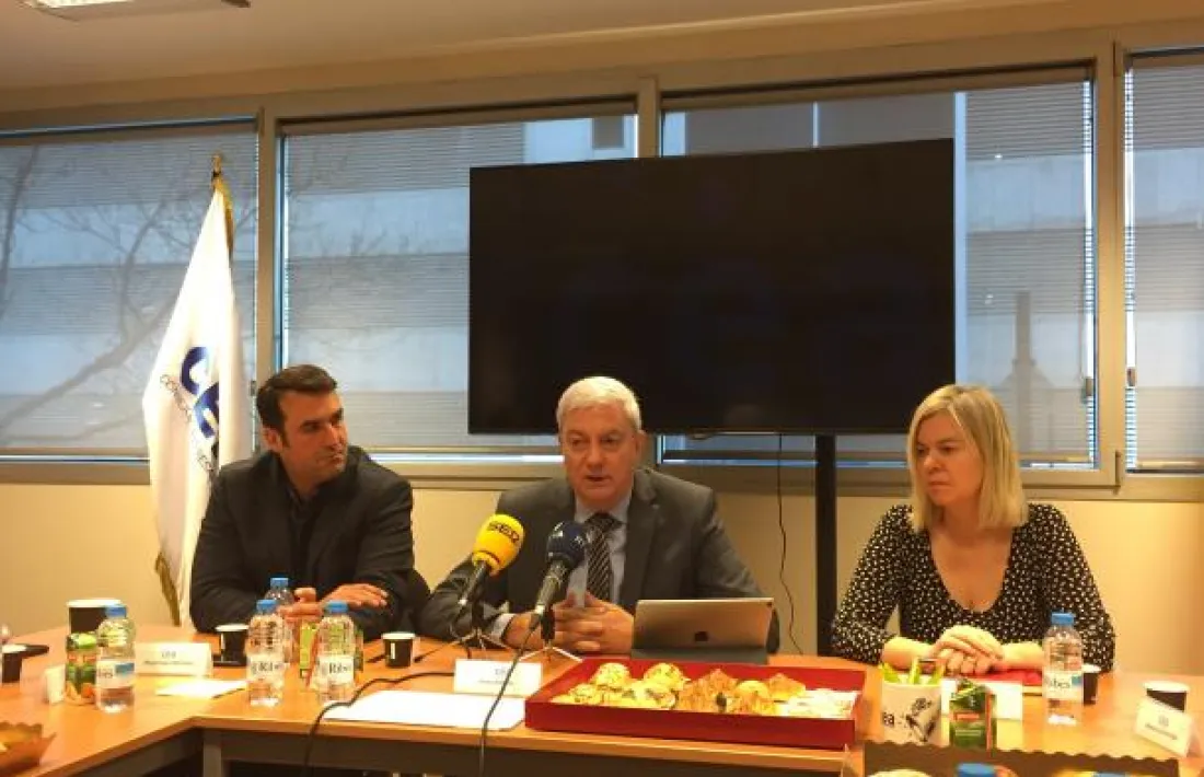 El president de la CEA, Gerard Cadena, al centre, amb el vicepresident, Miquel Àngel Armengol, i la secretària, Elena Redondo.
