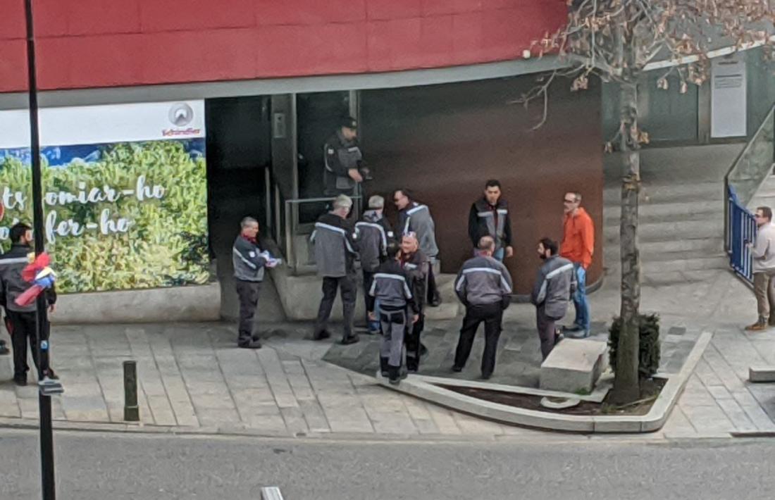 La policia amb els treballadors que protestaven ahir a la tarda.