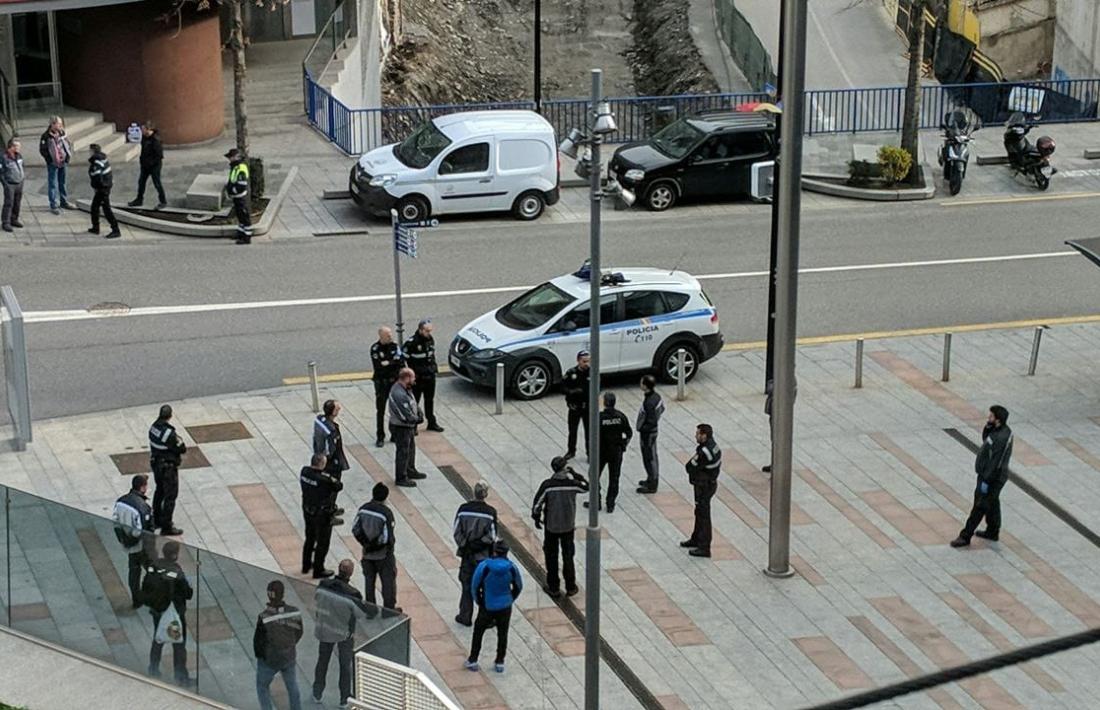 La policia amb els treballadors que protestaven ahir a la tarda.