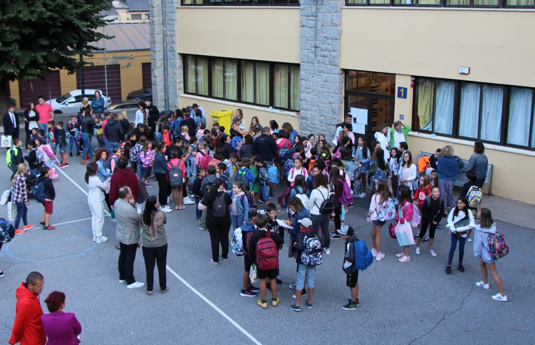 Infants al pati de l'escola andorrana de Sant Julià de Lòria.