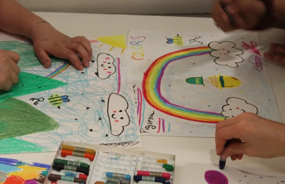 Infants pintant un dibuix.