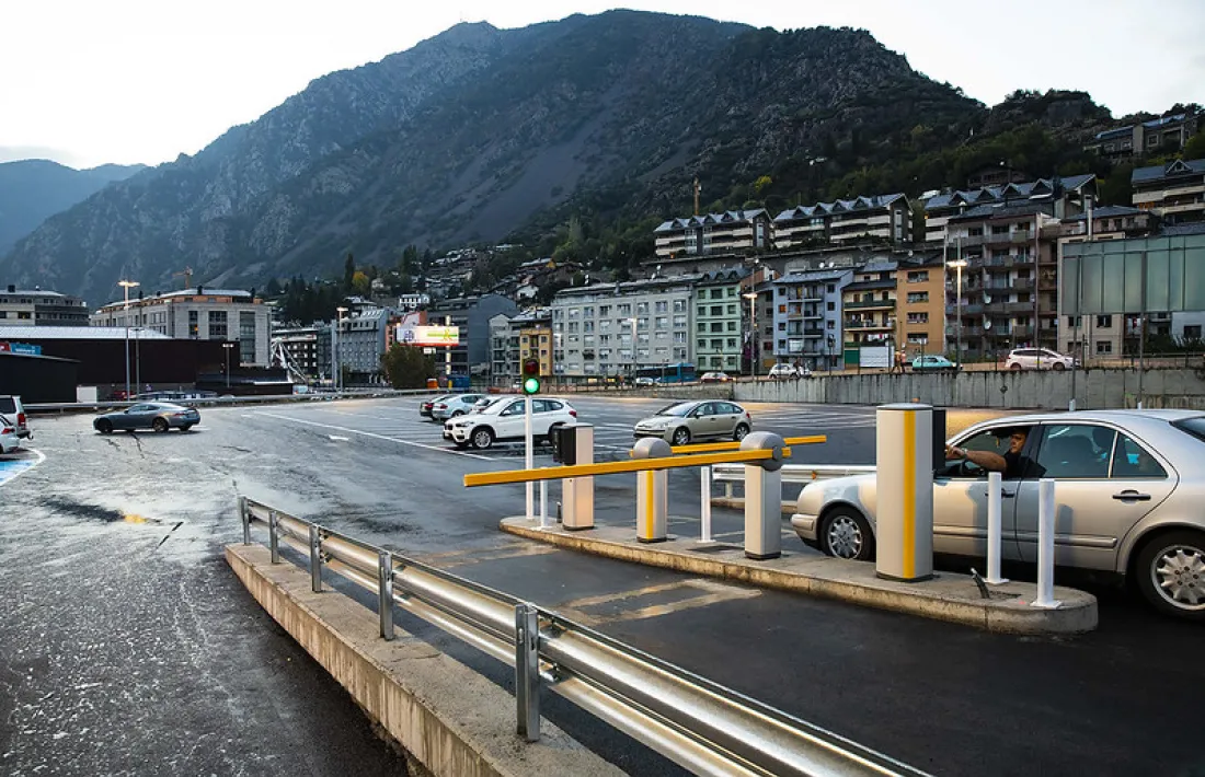 Vehicles a l'aparcament Valira.
