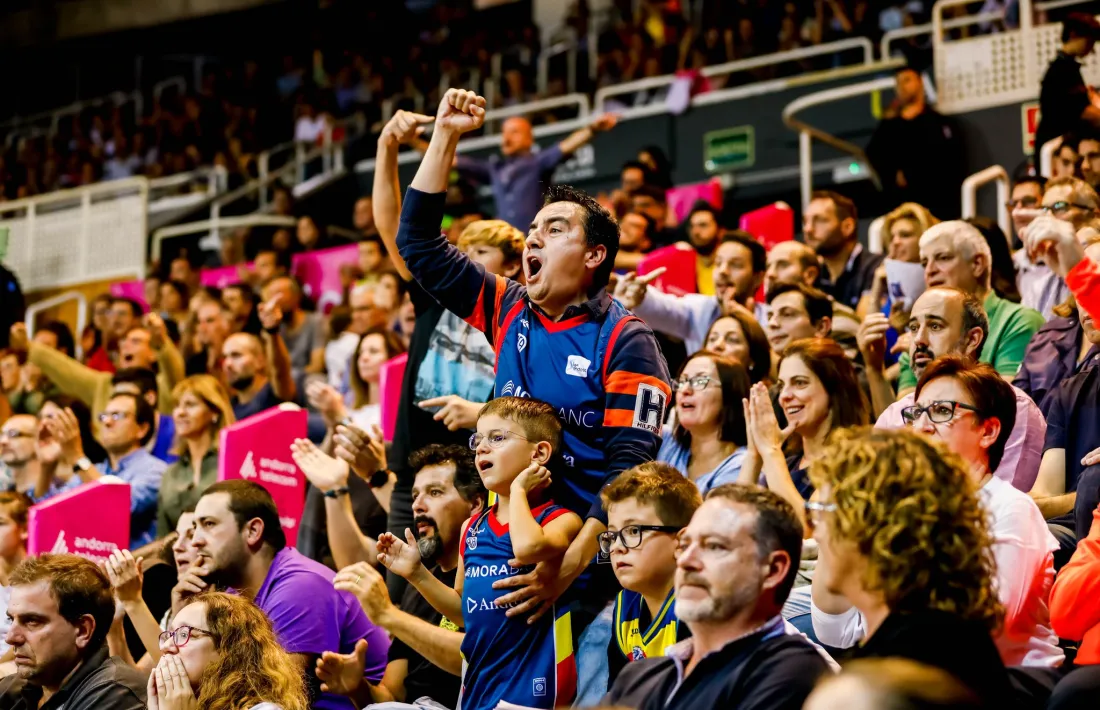 'Resistiré' del Dúo Dinámico i interpretat per jugadors de la base del BC MoraBanc