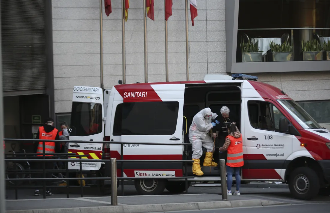 Un moment del trasllat d’alguns residents d’El Cedre cap a l’hotel Golden Tulip Fenix d’Escaldes-Engordany.
