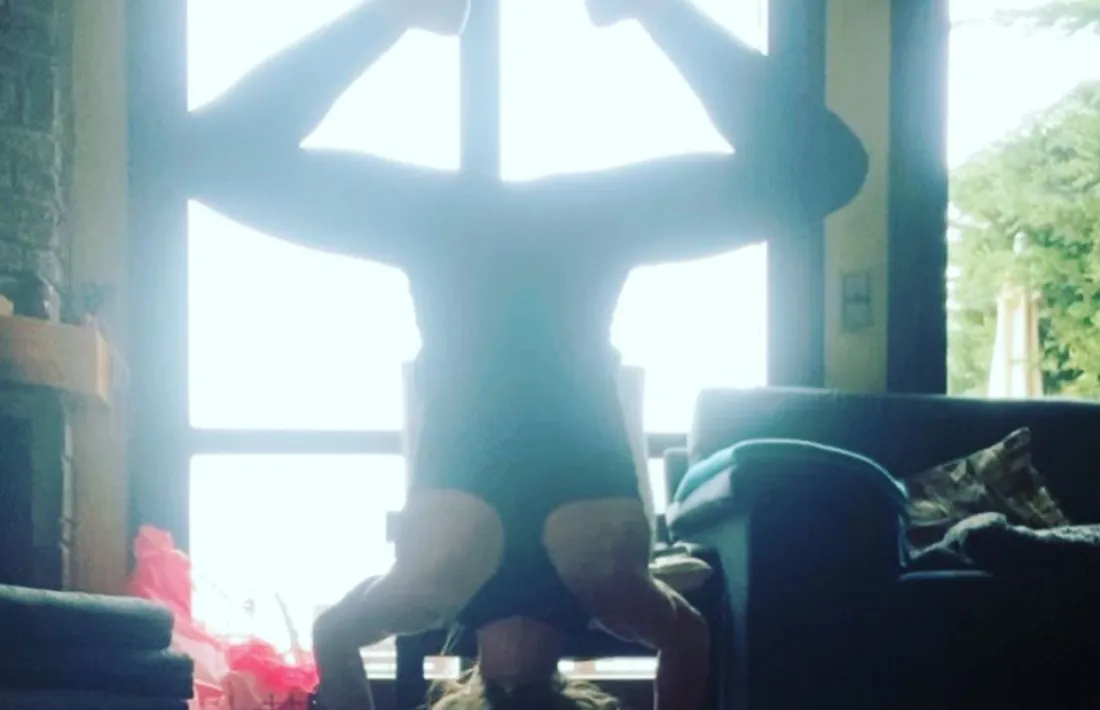 Eva Rodríguez, a casa seva, en una de les classes virtuals cap als seus ‘clients’.