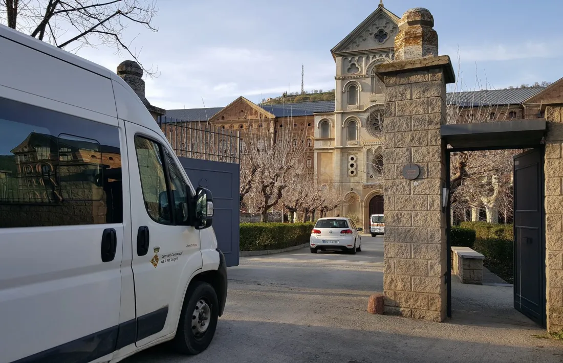 Vehicles adaptats transporten els avis de la residència al seminari conciliar per minimitzar el risc de contagi.