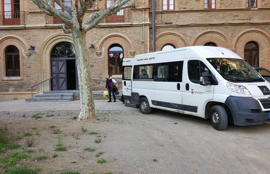 Vehicles adaptats transporten els avis de la residència al seminari conciliar per minimitzar el risc de contagi.