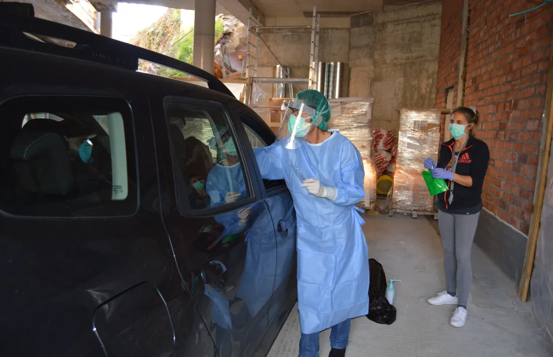 Avui s'ha posat en marxa el centre de triatge per practicar proves de PCR al casos que no requereixin hospitalització en un espai habilitat a la porta de l'antic tanatori.