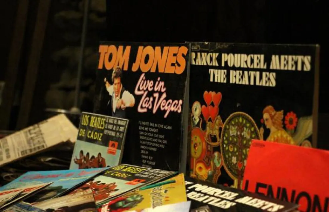 L'exposició recopila una amplia selecció d'objectes de Casa Rossell, inclosa la col·lecció de discos.