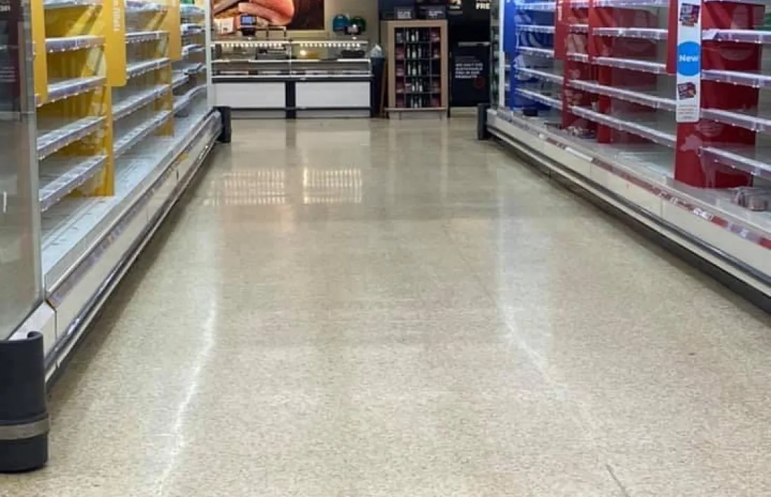 Un supermercat de Londres, buidat pels compradors.