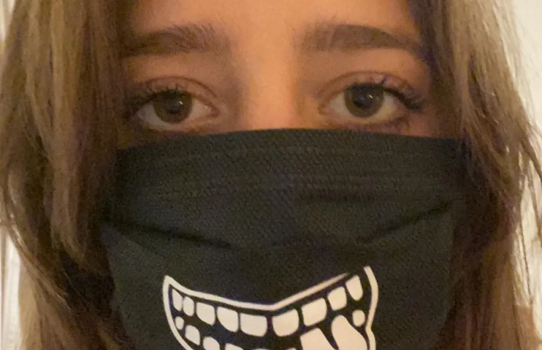 Tapaboques 'coronafashion': Cèlia Palau Lodge s'ho pren amb humor.