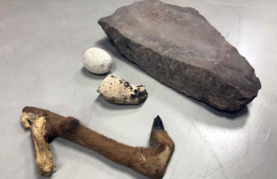 Pota de cabra, percussor de pedra, nucli de sílex i mola de gres.