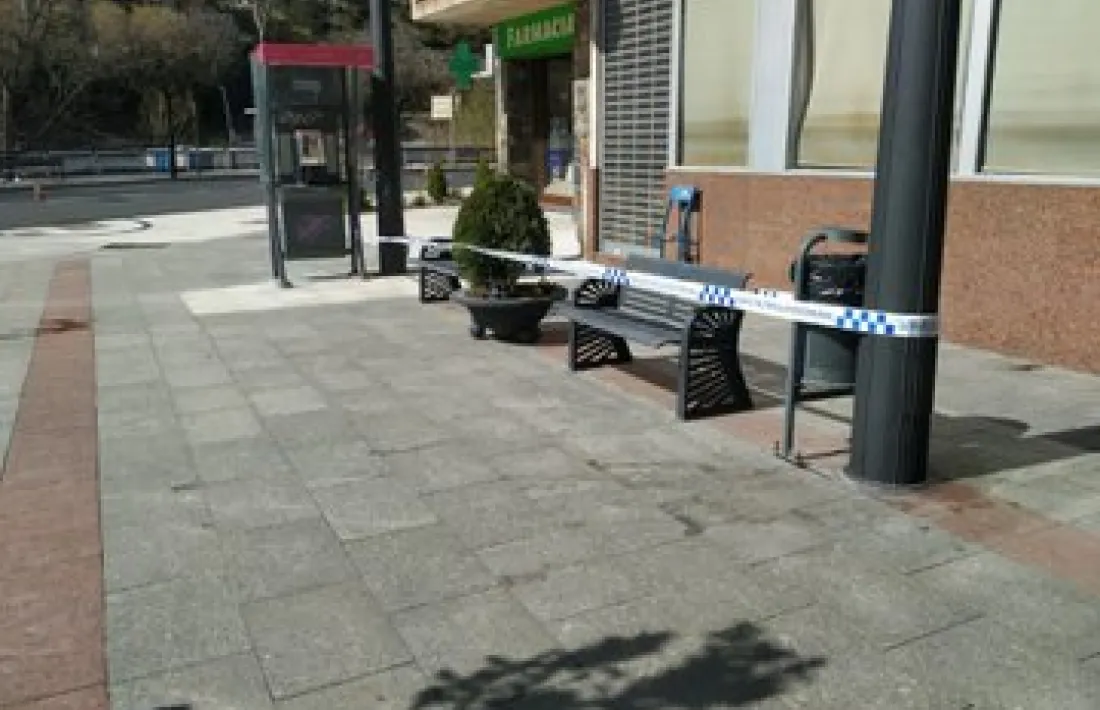 Bancs i papereres precintats aquest matí a Sant Julià.