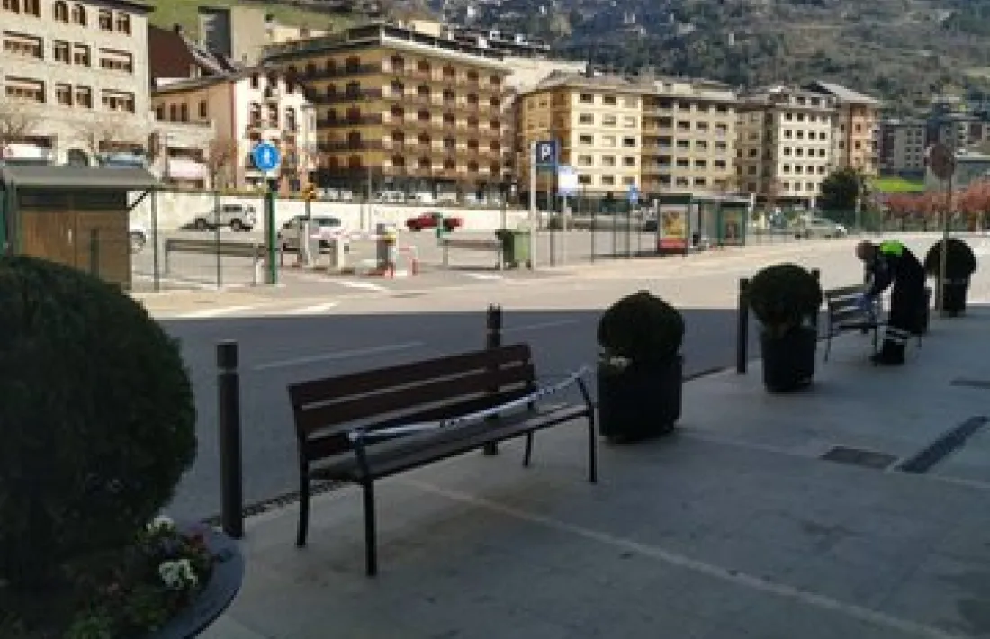 Un agent precintant els bancs i les papereres a Sant Julià