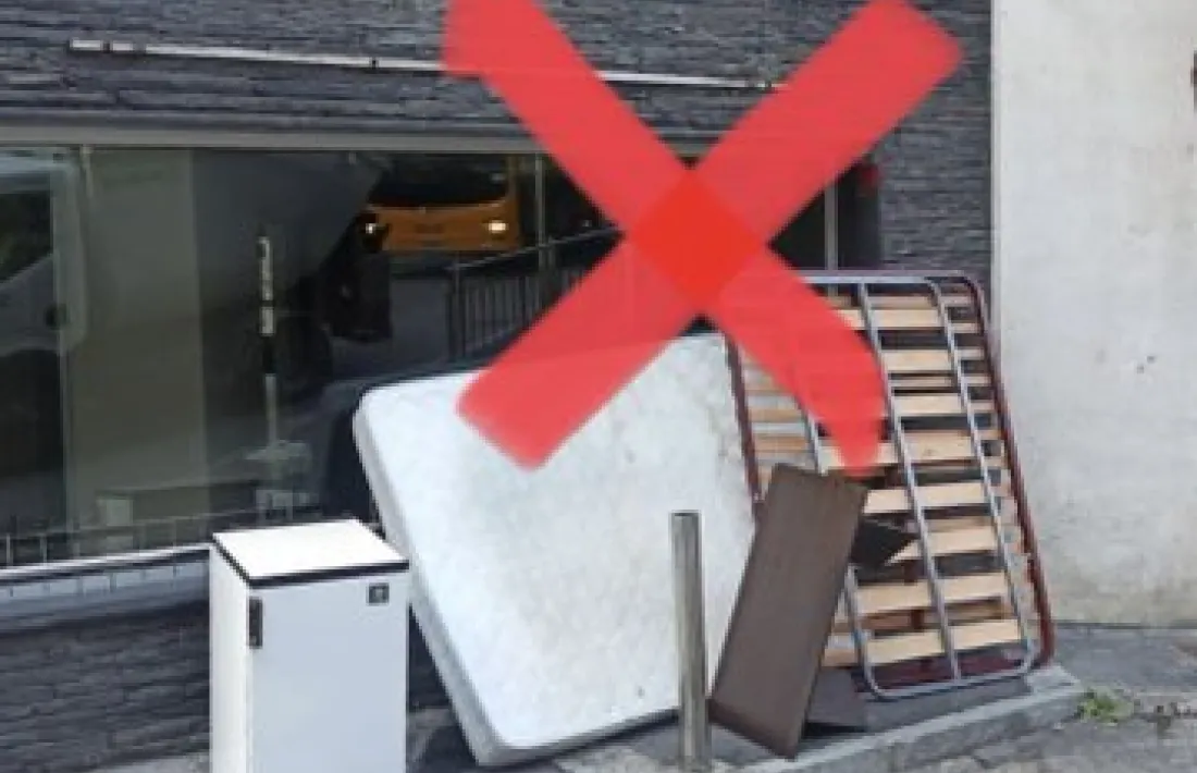 Mobles voluminosos a la via pública, a Escaldes.