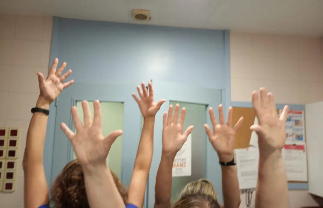 Personal del centre hospitalari, en una imatge d'arxiu, celebrant el dia mundial de la higiene de mans.