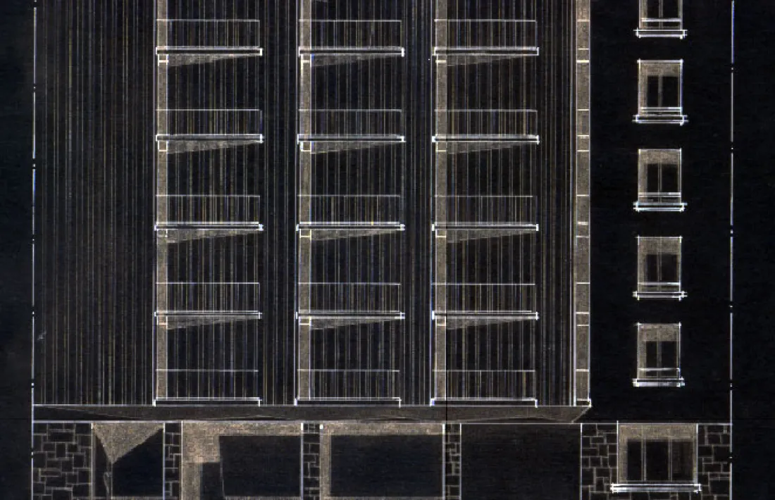 Façana principal del bloc d'apartaments projectat el 1957 per Miquel Maria Aragonés a Doctor Mitjavila: constava de planta baixa amb galeria comercial i restaurant i quatre plantes.