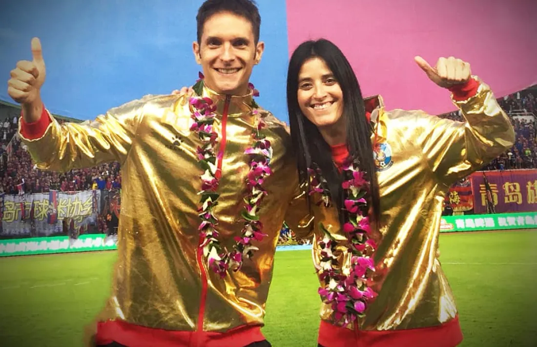 Jordi Escura i la seva parella, Erica Hernández, celebren l’ascens del Qingdao Huanghai.