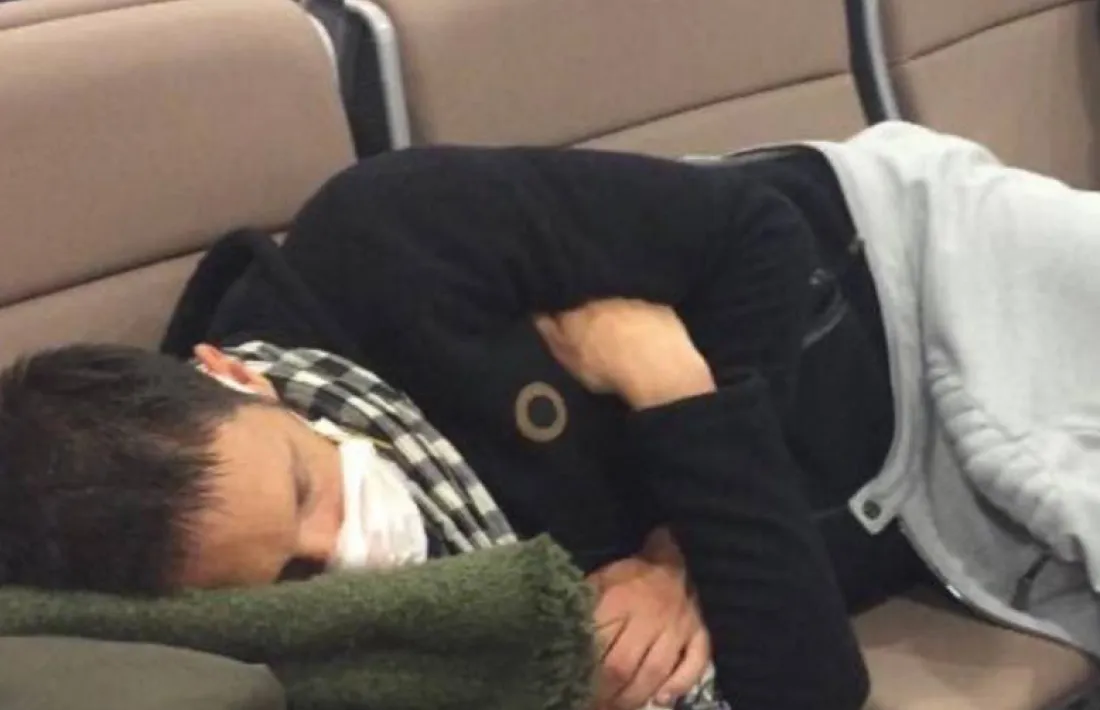  Jordi Escura dorm a l’aeroport de Xangai abans d’agafar el vol cap a Qingdao.