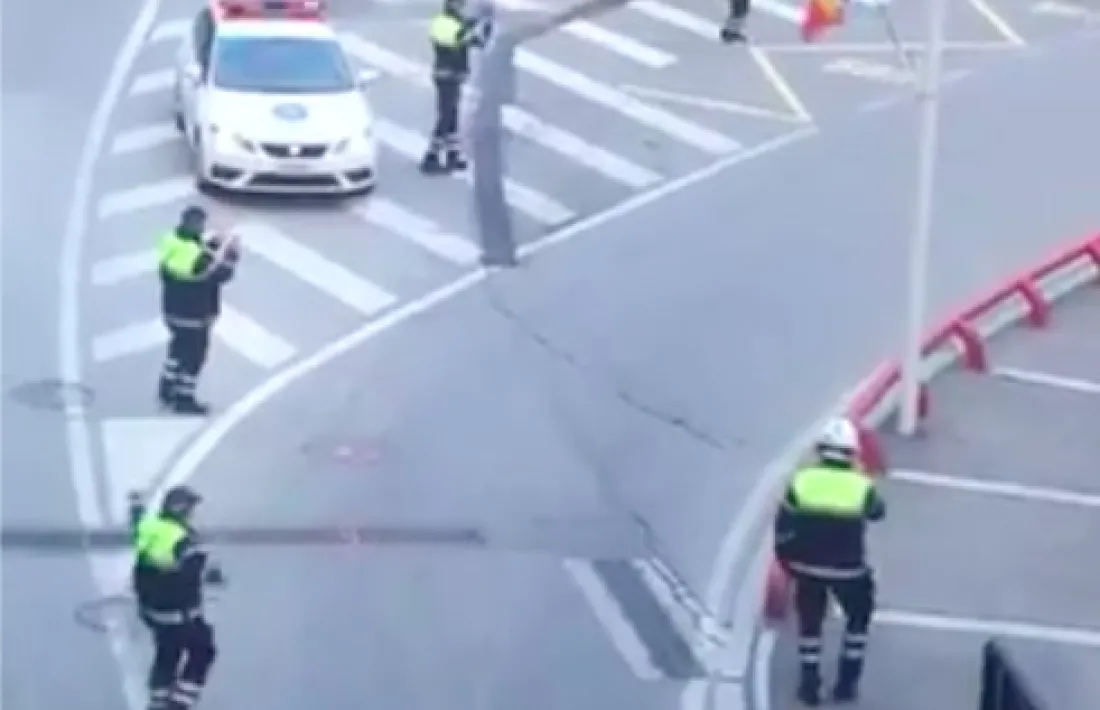 Els agents de circulació durant una de les actuacions que han fet arreu de la parròquia.