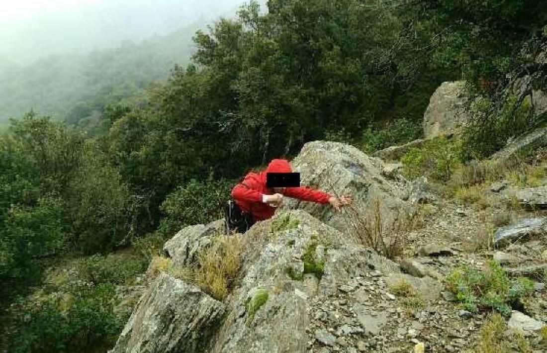 El jove va caure per una tartera.
