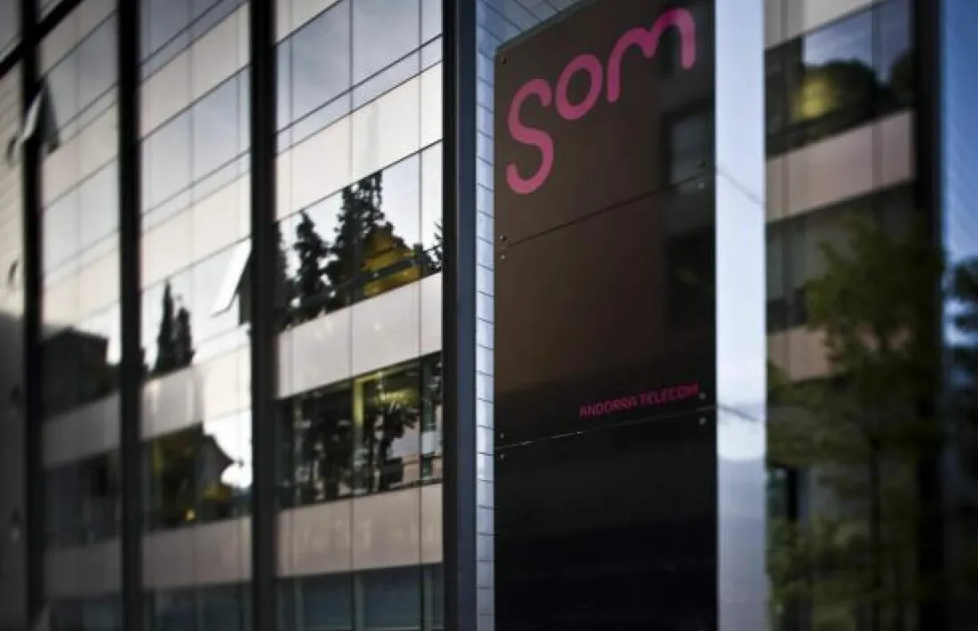 Façana de l'edifici de la companyia de telecomunicacions.