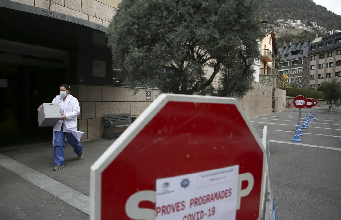 Una treballadora del SAAS a l’exterior de l’hospital.