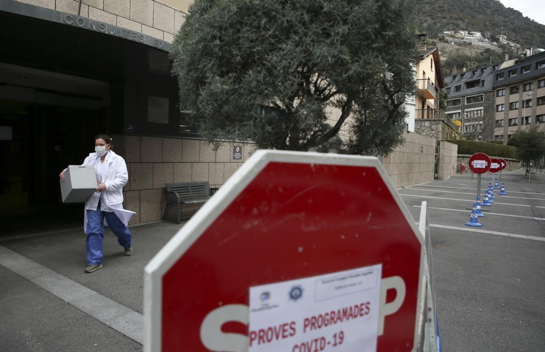Una treballadora del SAAS a l’exterior de l’hospital.