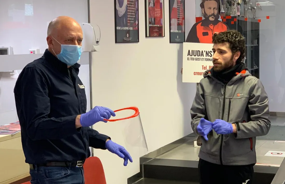 Moment en què Ivan Iglesias fa entrega de les 30 màscares de protecció facial a Joan Saurí.